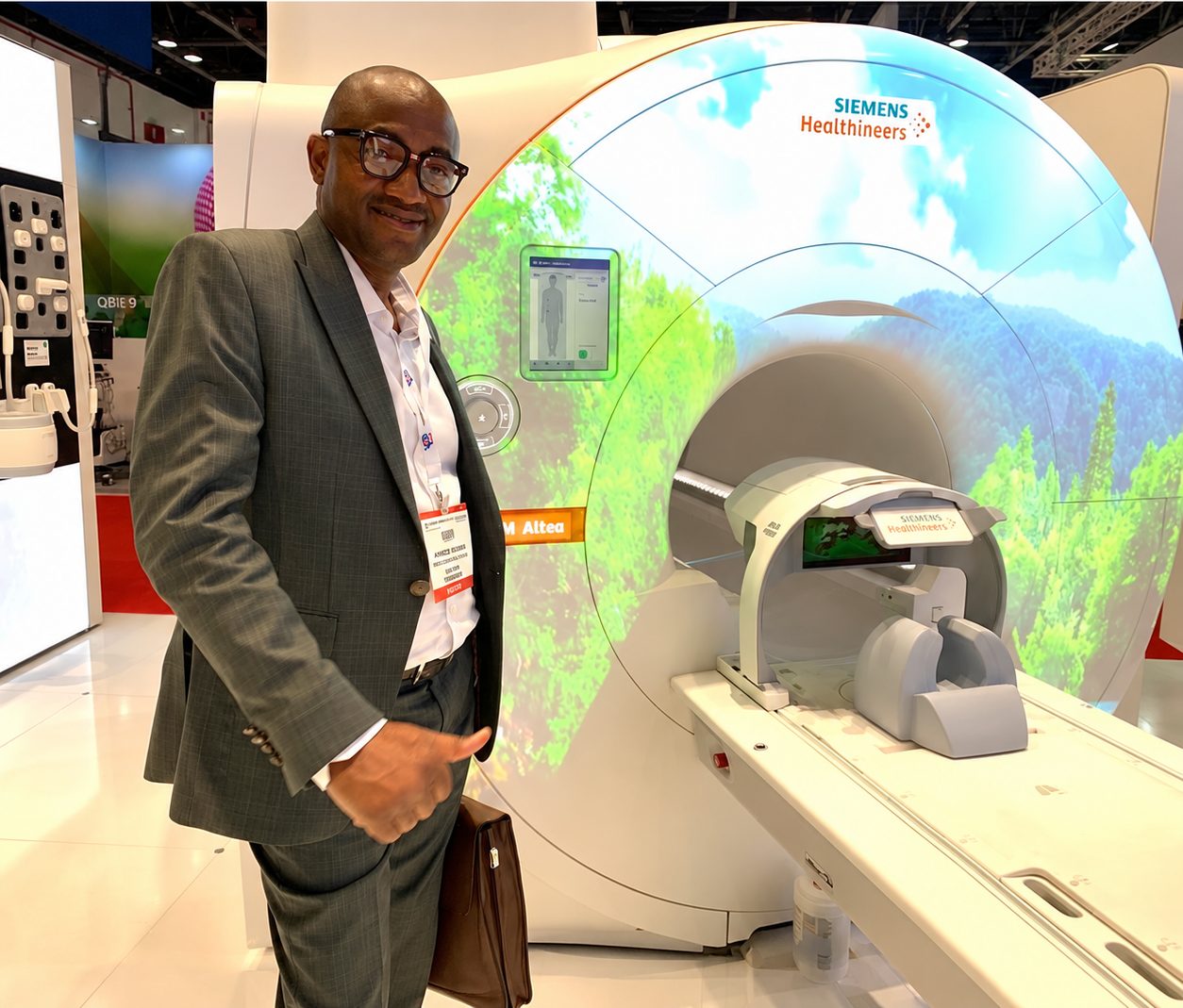 Biofig team member with a Siemens Healthineers MAGNETOM Altea MRI at a medical exhibition